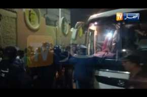 فيديو لحظة مغادرة لاعبي المولودية ملعب 20 اوت بالبرج