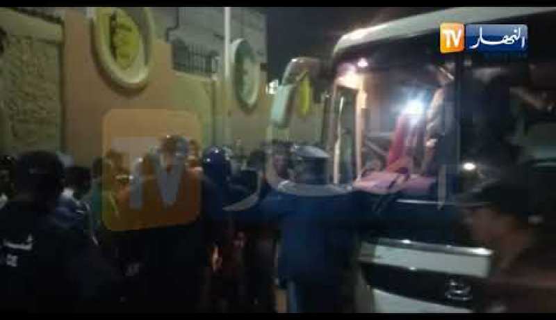 فيديو لحظة مغادرة لاعبي المولودية ملعب 20 اوت بالبرج