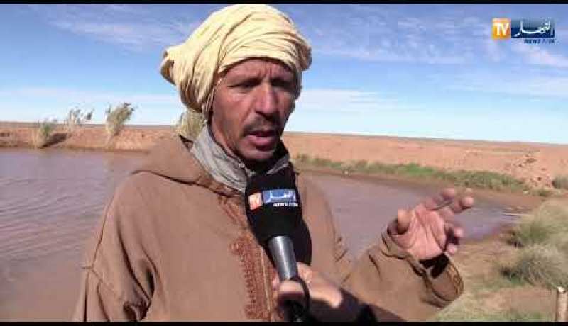 البيض: فلاح يبادر ببناء سد صغير لسقي مزروعاته ببوقطب