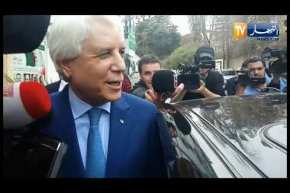 شاهد لحظة خروج لوح من إجتماع هيئة الأفلان بمقر الحزب