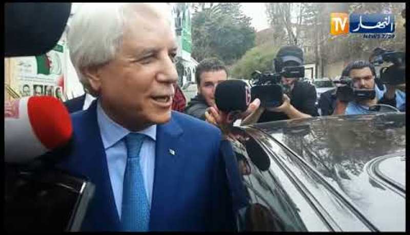 شاهد لحظة خروج لوح من إجتماع هيئة الأفلان بمقر الحزب