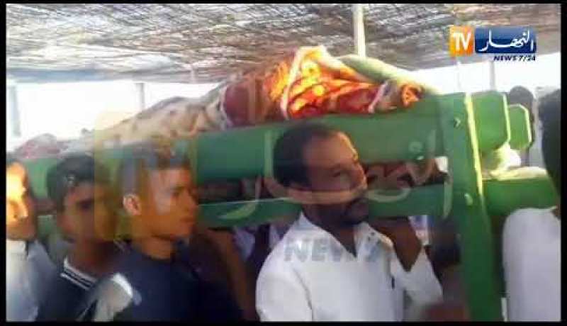 تشييع جنازة الدكتورة “عويسات عائشة” التي توفيت بسبب الإهمال بعد لسعة عقرب بورقلة