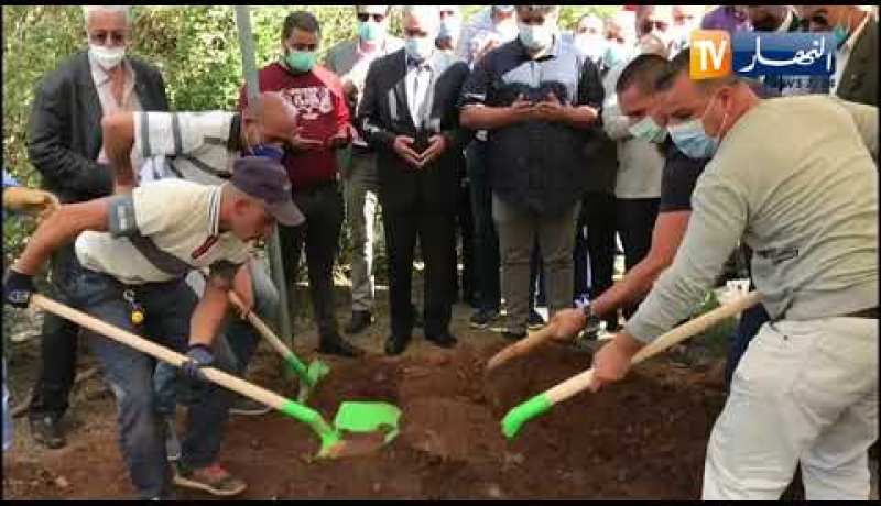 الوزير السابق “الطاهر حجار” يشيع جثمان شقيقه الديبلوماسي الراحل عبد القادر حجار