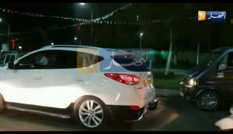 إحتفالات بشوارع “البليدة” بعد قرار رئيس الجمهورية بانهاء مهام والي الولاية