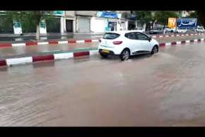 باتنة.. شوارع تتحول إلى وديان بفعل أمطار رعدية قوية