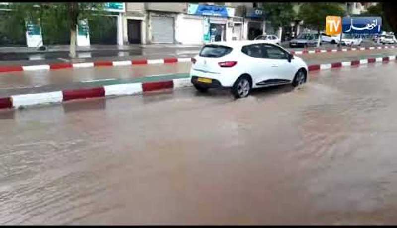 باتنة.. شوارع تتحول إلى وديان بفعل أمطار رعدية قوية