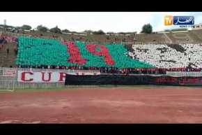 شاهد..أنصار إتحاد عنابة يبهرون بـ “تيفو” يمجد الثورة التحريرية مرفوقا بالنشيد الوطني الجزائري