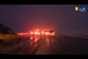 المدية: تساقط كثيف للثلوج يتسبب في عرقلة حركة المرور بمنطقة بن شيكاو