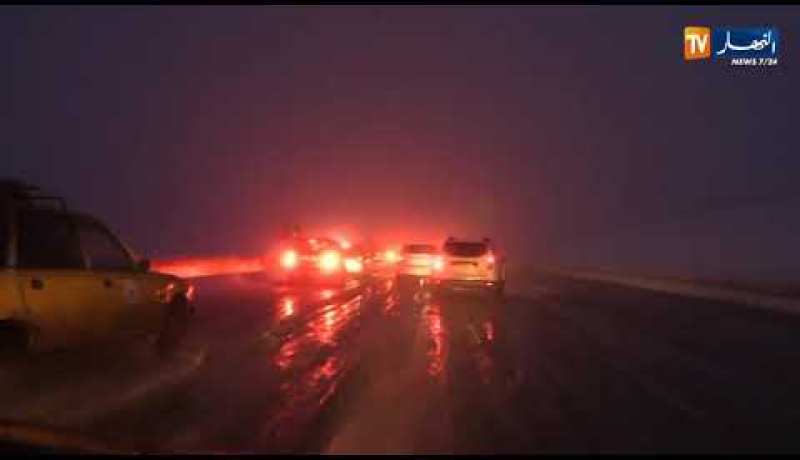 المدية: تساقط كثيف للثلوج يتسبب في عرقلة حركة المرور بمنطقة بن شيكاو