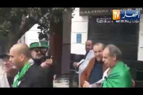 شاهد.. لحظة طرد المتظاهرين للمحامي مقران أيت سي العربي