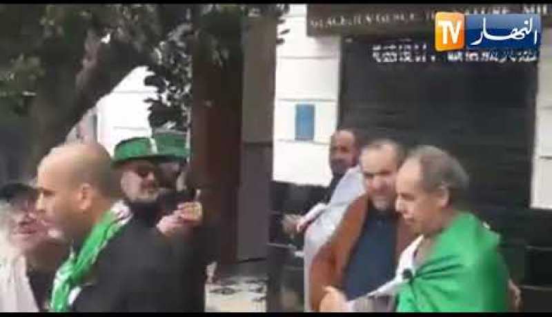 شاهد.. لحظة طرد المتظاهرين للمحامي مقران أيت سي العربي