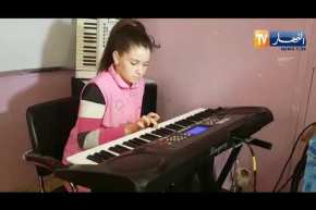 تلميذة من فئة الصم البكم باعاقة 100 بالمائة تعزف النشيد الوطني