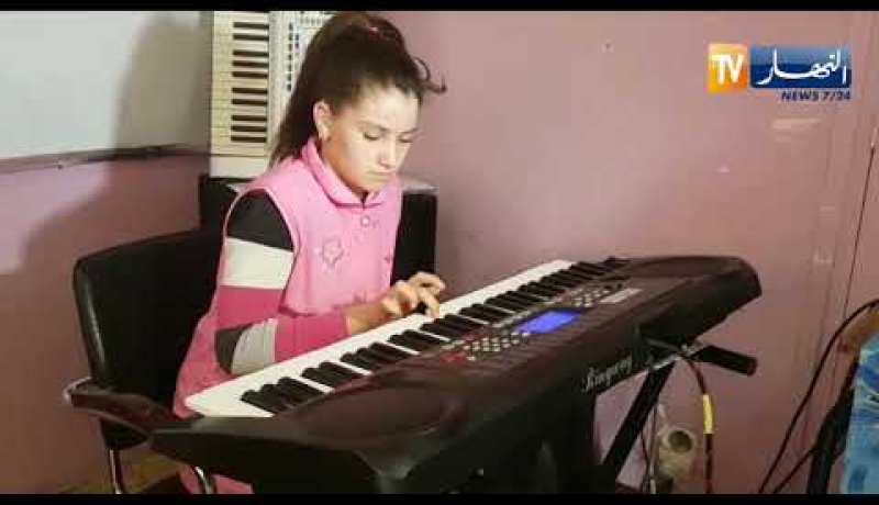 تلميذة من فئة الصم البكم باعاقة 100 بالمائة تعزف النشيد الوطني