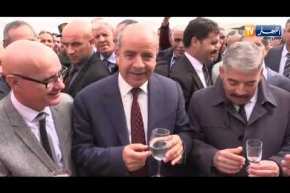 النعامة : شاهد ردة فعل وزير الموارد المائية خلال تذوقه لمياه مشروع الشط الغربي ببلدية القصدير