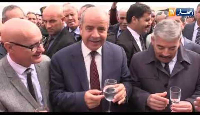 النعامة : شاهد ردة فعل وزير الموارد المائية خلال تذوقه لمياه مشروع الشط الغربي ببلدية القصدير