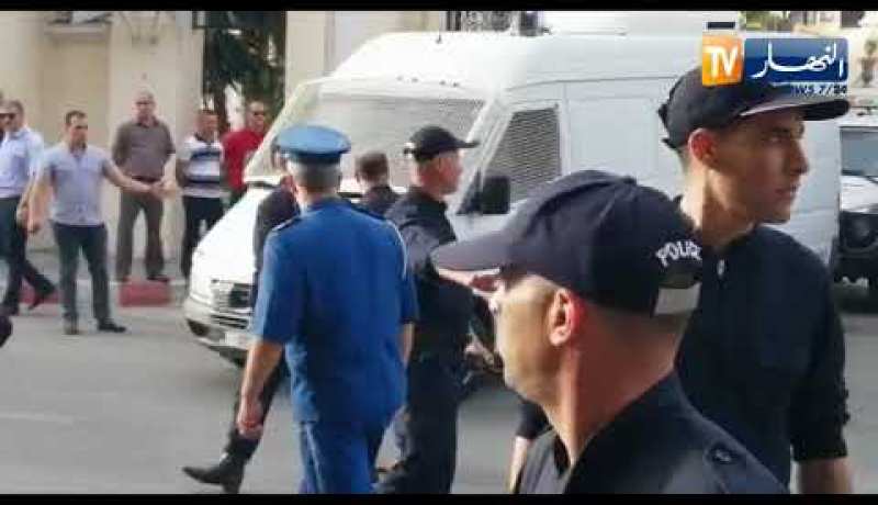 لحظة إخراج وزير التجارة الأسبق عمارة بن يونس من المحكمة العليا ونقله إلى سجن الحراش