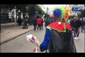 شاهد بائع الورود خلال المسيرة السلمية بالعاصمة