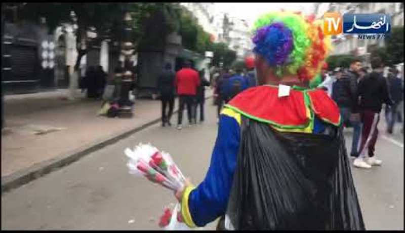 شاهد بائع الورود خلال المسيرة السلمية بالعاصمة