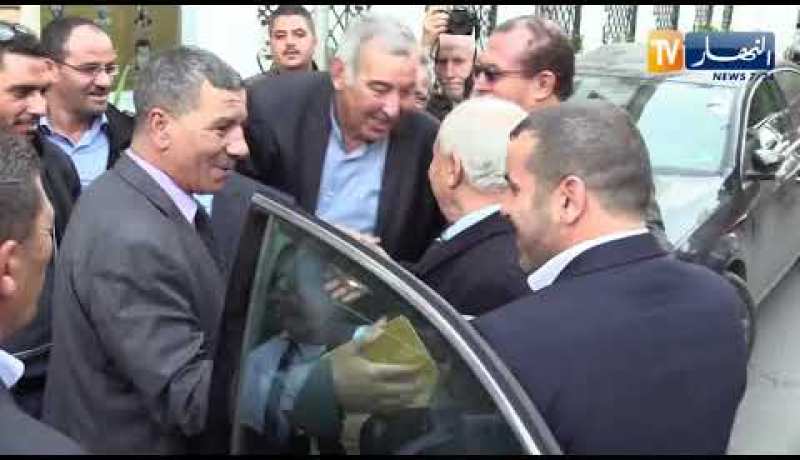 العاصمة: لحظة وصول عبد الرحمان بلعياط لمقر حزب الأفلان بحيدرة