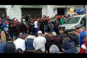 شاهد المتظاهرون يؤدون صلاة العصر جماعة في العاصمة