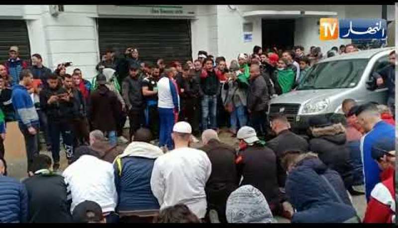 شاهد المتظاهرون يؤدون صلاة العصر جماعة في العاصمة