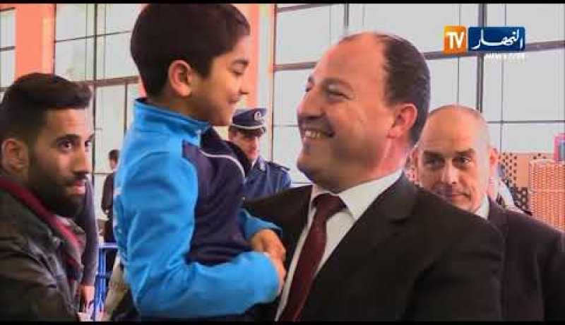 وزير الشباب والرياضة يستعرض مهاراته الرياضية ويبدي إعجابه بإمكانيات الأطفال