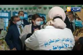 وزيرة التكوين المهني تحاور أحد المتربصات من ذوي الاحتياجات الخاصة بالاغواط