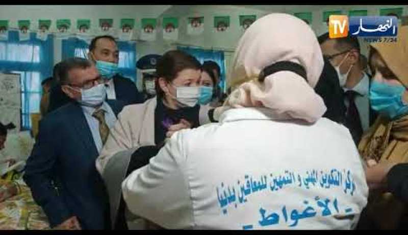 وزيرة التكوين المهني تحاور أحد المتربصات من ذوي الاحتياجات الخاصة بالاغواط