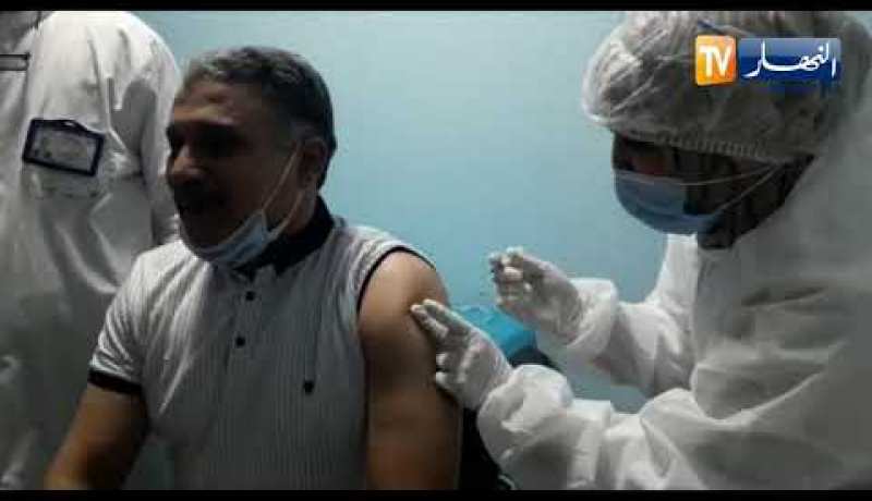 شاهد ..مدير الصحة لولاية البويرة يتلقى اللقاح