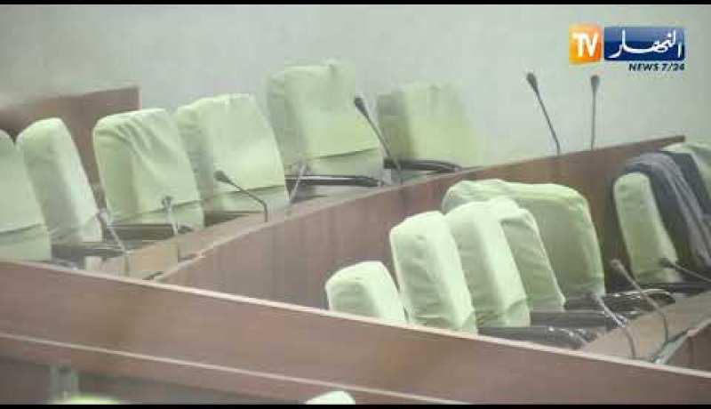 مناقشة مشروع قانون الوقاية من الفساد ومكافحته مع كراسي البرلمان