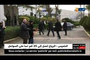 لحظة وصول الوزير الأوّل “أحمد أويحي” إلى المطار لإستقبال جثمان الفقيد بن عودة..!!