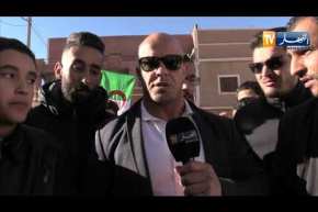 البيض: مواطنون يتوافدون على خيمة العزاء التي نصبت وسط المدينة لتقديم التعازي