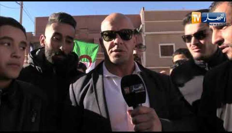 البيض: مواطنون يتوافدون على خيمة العزاء التي نصبت وسط المدينة لتقديم التعازي