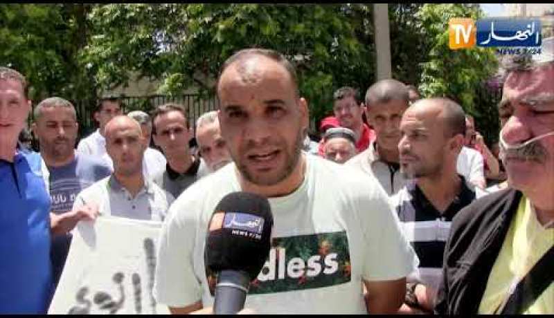 سيدي بلعباس: مواطنون يحتجون للمطالبة بسكناتهم بعدما نصب عليهم مقاول