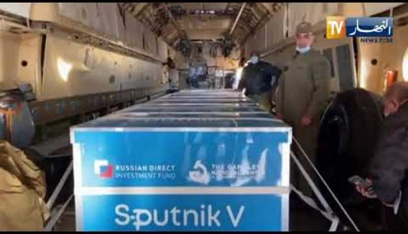 شاهد  وصول أول شحنة للقاح سبوتنيك v للجزائر بمطار بوفاريك