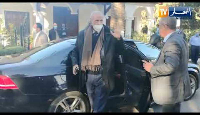 وصول شخصيات سياسية إلى مقبرة العالية لحضور جنازة الفقيد سعيد بوحجة