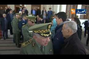 وصول جثمان الراحل اللواء “عبد المالك قنايزية” إلى أرض الوطن