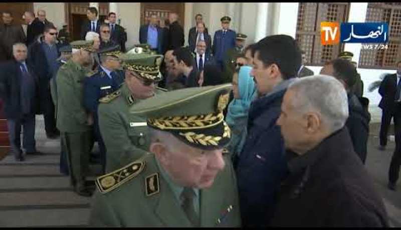 وصول جثمان الراحل اللواء “عبد المالك قنايزية” إلى أرض الوطن