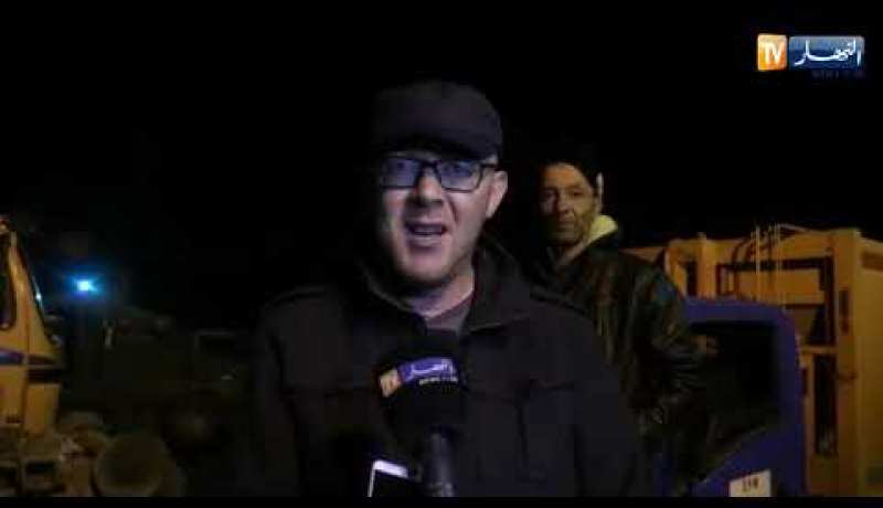 شاهد.. عمال النظافة لولاية معسكر يبيتون بحضيرة المؤسسة إضرابا على عدم تلقيهم رواتبهم الشهرية