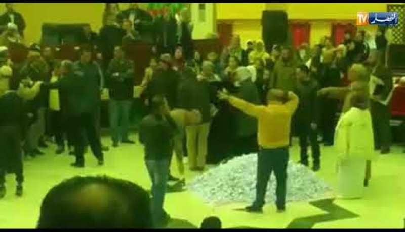 بسكرة : سيدة يغمى عليها بعد أن سحبت ورقة تحمل إسمها في قرعة حج 2018‎