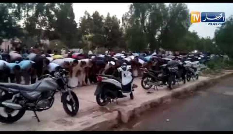المحتجون في الأغواط يؤدون صلاة المغرب أمام دارالثقافة التخي عبدالله بن كريو