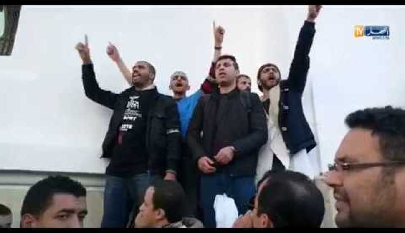 الأطبّاء المقيمون يحتجّون بساحة البريد المركزي بالعاصمة..!!