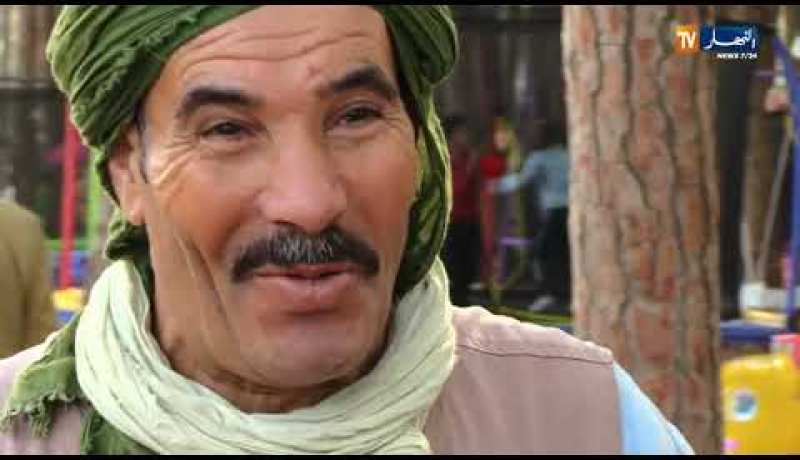 مجتمع: عمي الهواري.. بائع شاي متنقل يطارد لقمة يومه