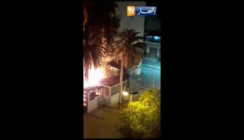 شاهد.. تلميذ يحرق حي وسط البليدة لانه لم يتحصل على البكالوريا