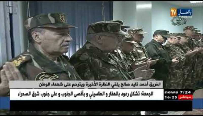 في مشهد تقشعرّ له الأبدان : الفريق أحمد قايد صالح يلقي النظرة الأخيرة ويترحّم على الشهداء  !!