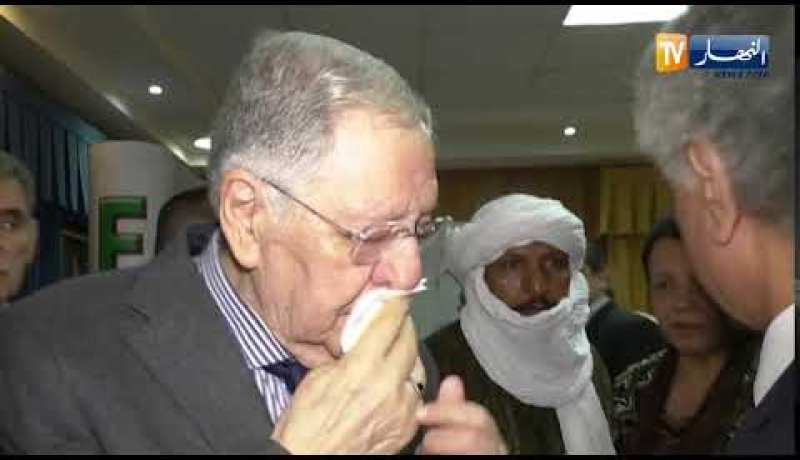 ولد عباس يبكي على ضحايا سقوط الطائرة العسكرية