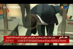 رئيس الوزراء الهولندي ينظف الأرض بعد إسقاط كوب قهوة