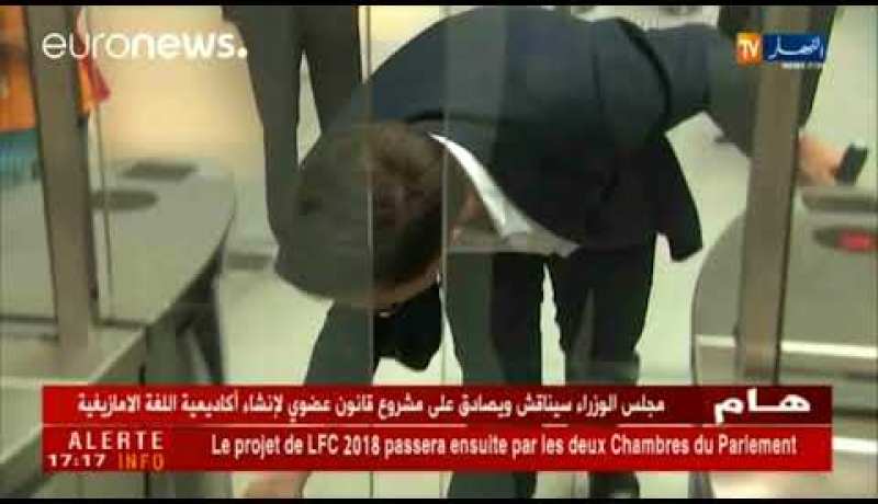 رئيس الوزراء الهولندي ينظف الأرض بعد إسقاط كوب قهوة