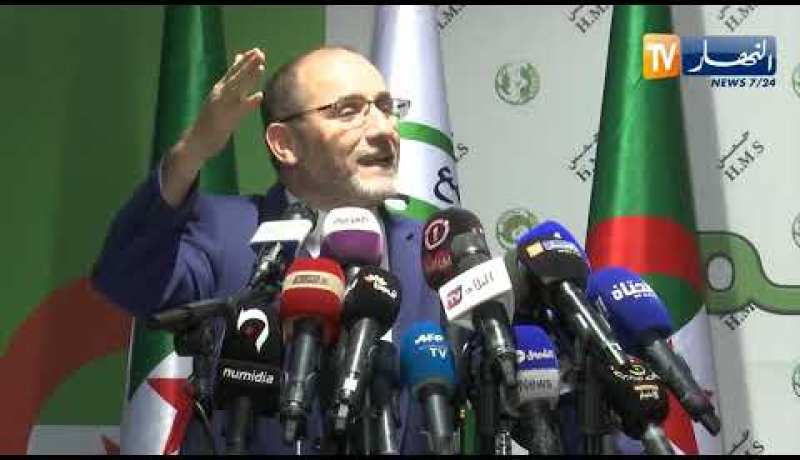 شاهد القصة الطريفة التي وقعت لمقري مع موظفة بنك