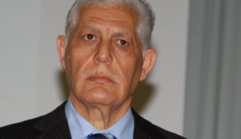 … والورد للصحفيات فقط